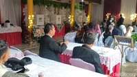 Nuansa hajatan pun semakin terasa ketika masuk ke dalam TPS, setiap sudut TPS tidak luput dari dekorasi yang biasanya digunakan menghiasi resepsi pernikahan. Foto: Ikbal Slamet/detikJabar