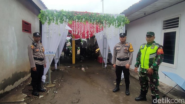 TPS di Cianjur bertema hajatan atau resepsi pernikahan.
