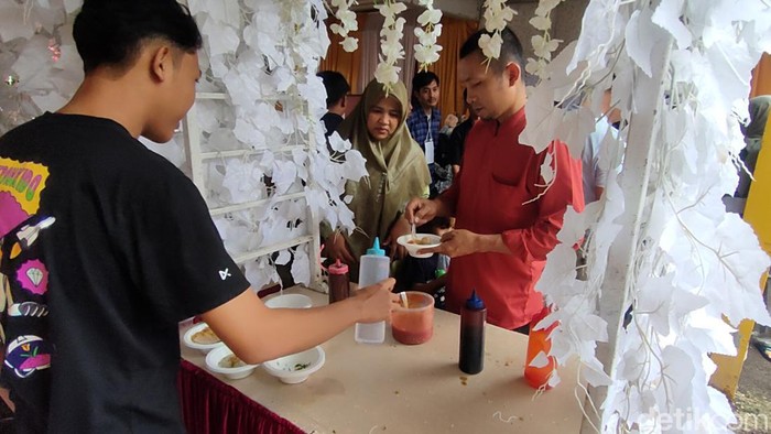 TPS di Cianjur bertema hajatan atau resepsi pernikahan.