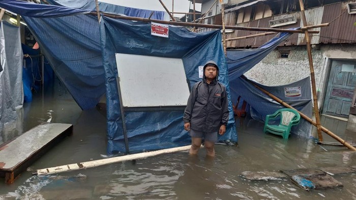 Tempat pemungutan suara (TPS) 039 di Duri Kepa, Kebon Jeruk, Jakarta Barat (Jakbar) kebanjiran, Rabu (14/2/2024). Tak hanya itu, tenda TPS juga ambruk tak kuat menahan air hujan.