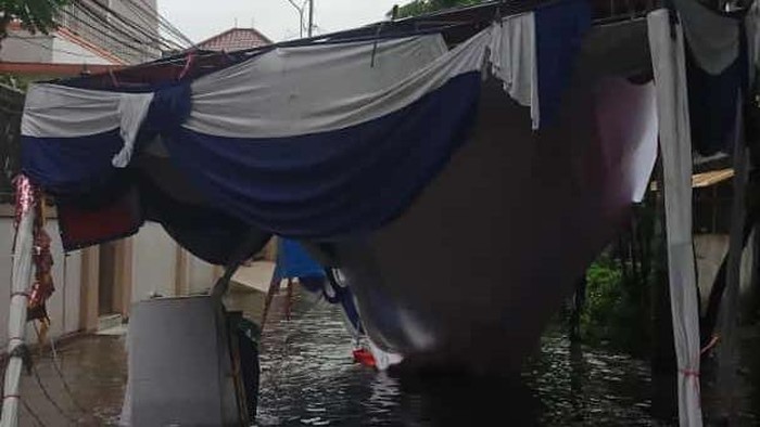 TPS di Jalan Cempaka Baru Tengah VII, Cempaka Putih, Jakarta Pusat kebanjiran.