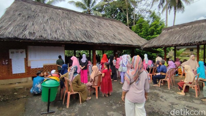 TPS di Kampung Adat Kuta Ciamis. TPS di Kampung Adat Kuta Ciamis.