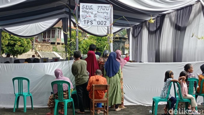TPS di Kampung Adat Naga Tasikmalaya. TPS di Kampung Adat Naga Tasikmalaya.