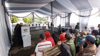 Di TPS Kampung Naga ini tercatat ada 288 pemilih, jumlah itu tak semua berasal dari kampung adat namun sebagian kecilnya ada warga luar kampung adat. Foto: Faizal Amiruddin/detikJabar