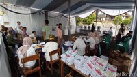 Uron (62) selaku Ketua RT Kampung Naga mengatakan warga Kampung Adat bebas menentukan pilihannya dan tetua kampung pun tidak mengarahkan. Hal ini terbukti pada Pemilu sebelumnya yang selalu berwarna, pilihannya tak seragam. Bebas, tidak pernah seragam pilihan warga di sini. Semua dibebaskan, sesuai keinginan dan pilihan masing-masing, kata. Foto: Faizal Amiruddin/detikJabar