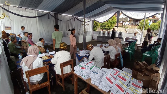 TPS di Kampung Adat Naga Tasikmalaya. TPS di Kampung Adat Naga Tasikmalaya.