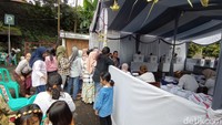 Sejak TPS dibuka masyarakat adat berdatangan hingga menyebabkan antrian di pendaftaran. Para petugas KPPS tampak mengenakan pakaian adat setelan kampret putih lengkap dengan ikat kepala khas Sunda. Foto: Faizal Amiruddin/detikJabar