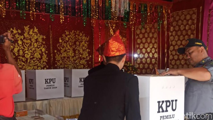 TPS di kelurahan Pintu Batu Kota Bengkulu bernuansa adat Bengkulu.
