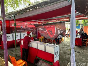TPS di Parepare Usung Konsep Sepakbola, KPPS Kompak Pakai Jersey PSM Makassar
