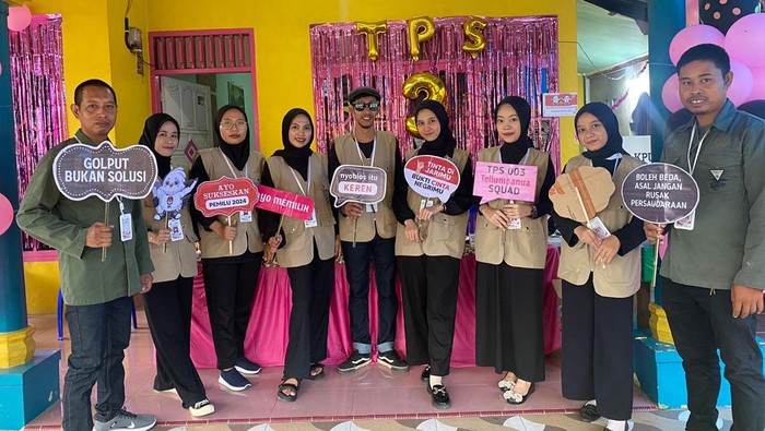 TPS di Pinrang berkonsep valentine untuk menggaet pemilih pemula.