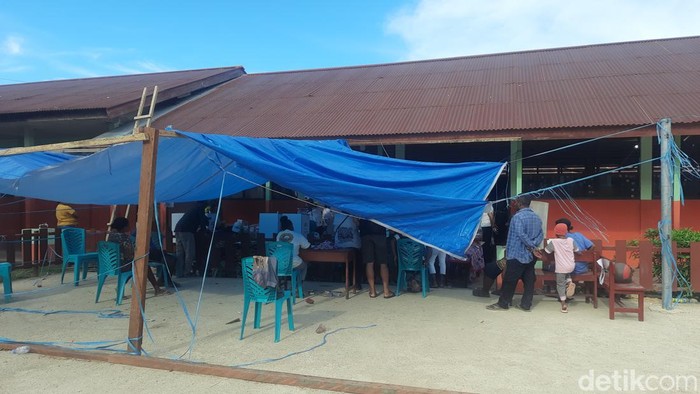 Petugas TPS 22 Tetap melaksanakan penghitungan suara usai tenda TPS dirusak oknum warga.(Juhra Nasir/detikcom)