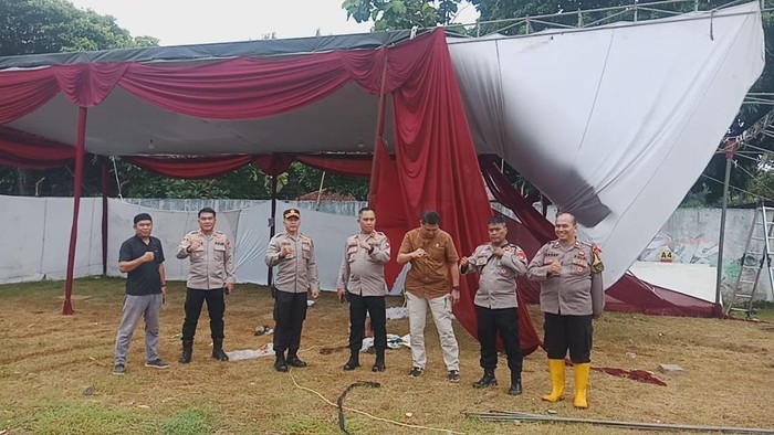 TPS di wilayah Petukangan Selatan, Pesanggrahan, Jaksel, ambruk akibat hujan deras.