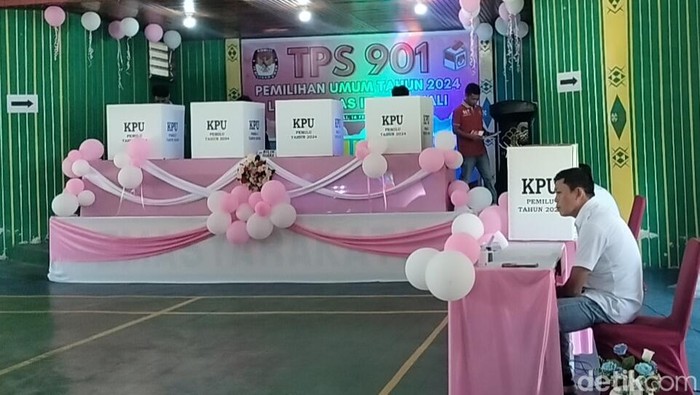 TPS khusus di Lapas Kelas IIB Polewali, Kabupaten Polewali Mandar, Sulawesi Barat (Sulbar), dihias dengan nuansa pink yang identik dengan hari valentine.