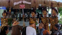 TPS 46 Kampung Njawani, Banjarsari, Solo, Jawa Tengah, bertema ketoprak. Petugas terlihat menggunakan kostum adat dan pertunjukkan. (ANTARA FOTO/Maulana Surya)