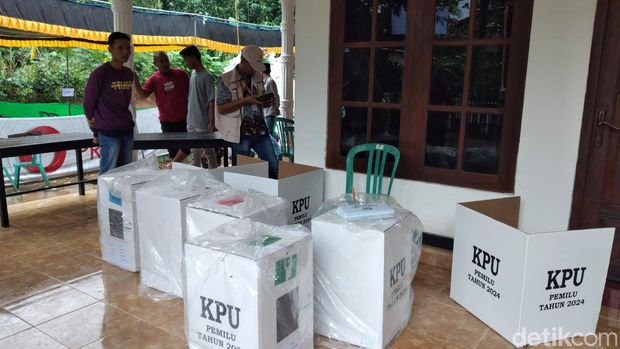 TPS tempat Bupati Sumenep mencoblos saat dipindahkan di teras rumah warga.