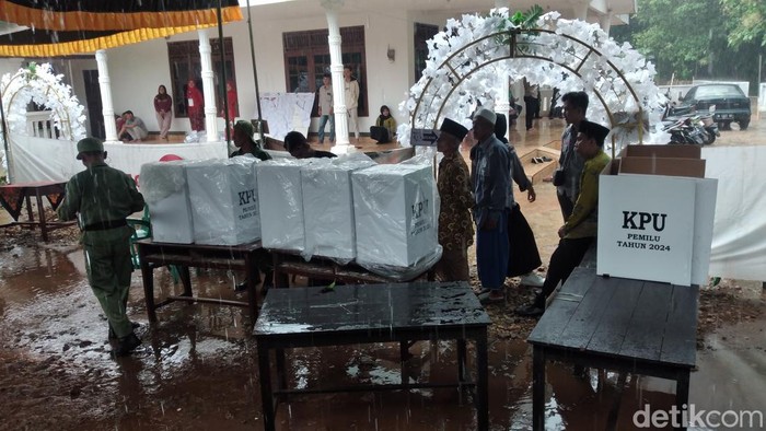 TPS tempat Bupati Sumenep mencoblos saat dipindahkan di teras rumah warga.