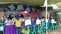 Menurut Aditya, dekorasi dan ornamen-ornamen bak pesta ultah anak ini dibuat sangat sederhana dengan perlengkapan yang ada. Ada ornamen gantungan pesawat, balon, bintang, sebagian ambil dari koleksi punya anak, kata dia. Foto: Aldi Nur Fadilah/detikJabar