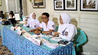 Petugas TPS 07 Bumi Ageung Cianjur kenakan seragam sekolah
