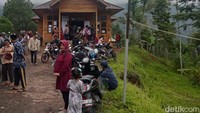Pelaksanaan pemilihan di TPS Bumi Ageung Kampung Adat Miduana (foto istimewa)