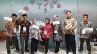 Selain itu, ada juga tema valentine dengan hiasan kain serba berwarna merah muda. Kemudian, TPS 8 Desa Sasagaran bertemakan ulang tahun dengan dekorasi balon berwarna-warni.  Foto: Siti Fatimah/detikJabar