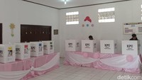 Setidaknya ada 17 TPS di Desa Sasagaran yang ikut diperlombakan. Selain tema-tema di atas, ada juga TPS yang menggunakan dekorasi batik. Sebagai bentuk apresiasi, Deni akan merogoh kocek pribadi untuk hadiah bagi para pemenang.  Foto: Siti Fatimah/detikJabar