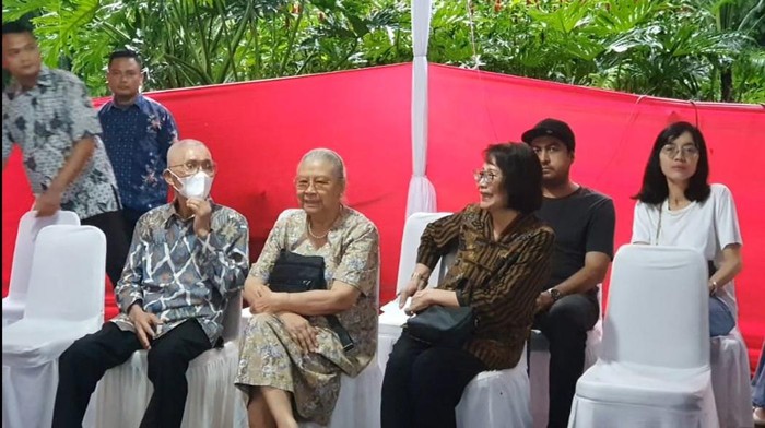 Wapres RI ke-6 Try Sutrisno mendatangi TPS 43 di Taman Suropati Menteng, Jakarta Pusat, Rabu (14/2/2024). Try Sutrisno menggunakan hak pilihnya sebagai warga negara di hari pemungutan suara Pemilu 2024.