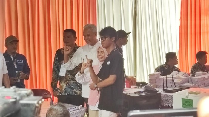 Usai Nyoblos, Ganjar Pamer Jari Kelingking Bareng Istri dan Alam Ganjar di TPS