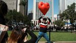 Instalasi Hati Raksasa Mejeng di Hong Kong