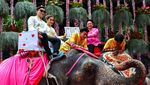 9 Pasangan di Thailand Nikah Massal di Atas Gajah