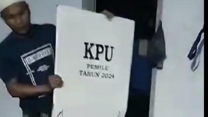 Viral kotak suara terbuka di Sampang