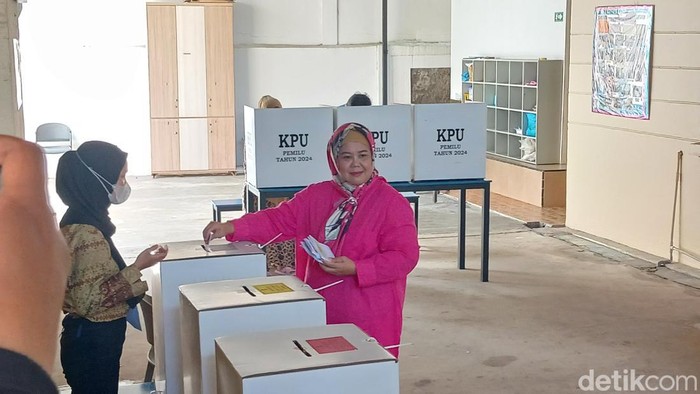 Wagub Kepri, Marlin Agustina menggunakan hak pilihnya di TPS 33 Perumahan Rosedale, Kecamatan Batam Kota, Batam.