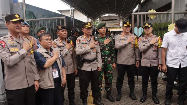 Wakapolda Metro Jaya Brigjen Suyudi Ario Seto memantau pemungutan suara di TPS Jakarta Barat