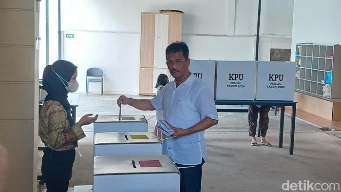 Wali Kota Batam Muhammad Rudi menggunakan hak pilihnya di TPS 33, Perumahan Rosedale, Kecamatan Batam kota, Batam. (Alamudin Hamapu/detikSumut)