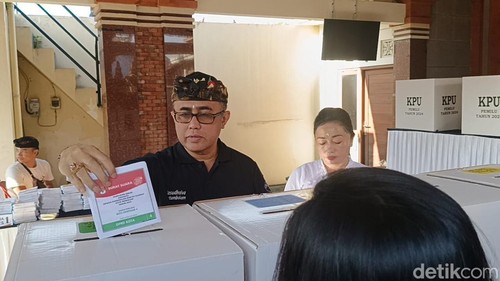 Wali Kota Denpasar I Gusti Ngurah Jaya Negara menggunakan hak pilihnya di  TPS 17 di Banjar Saba, Denpasar, Bali, Rabu (14/2/2024). (Foto: Ni Made Lastri Karsiani Putri/detikBali)