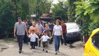 Bobby Afif Nasution dan Kahiyang Ayu ketika berjalan menuju TPS yang tak jauh dari kediamannya di Komplek Perumahan Tasbih 1, Kota Medan(Goklas Wisely/detikSumut)