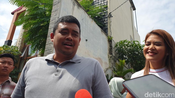 Wali Kota Medan Bobby Nasution saat diwawancarai di Komplek Perumahan Tasbih 1, Kota Medan.