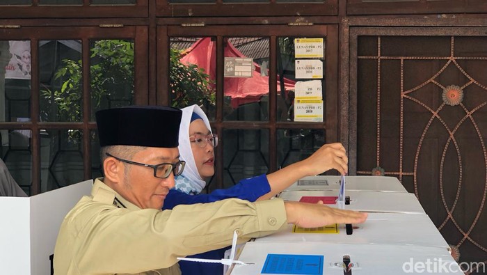 Wali Kota Padang Hendri Septa dan sang Istri saat Mencoblos di TPS 08 Ulak Karang Utara. (M Afdal Afrianto/detikSumut)
