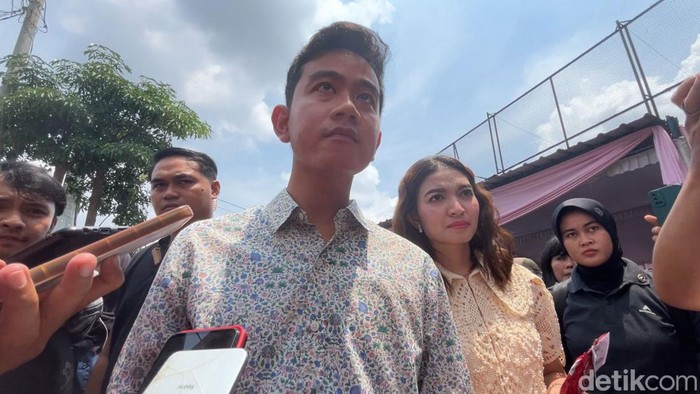 Wali Kota Solo Gibran Rakabuming Raka dan sang istri Selvi Ananda saat mencoblos di TPS 34 Solo, Rabu (14/2/2024).