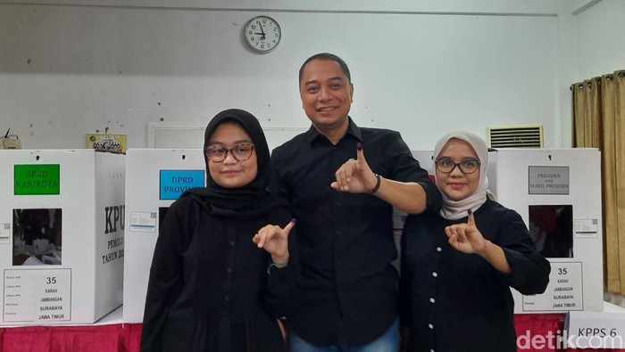 Wali Kota Surabaya Eri Cahyadi nyoblos di TPS 35 Surabaya