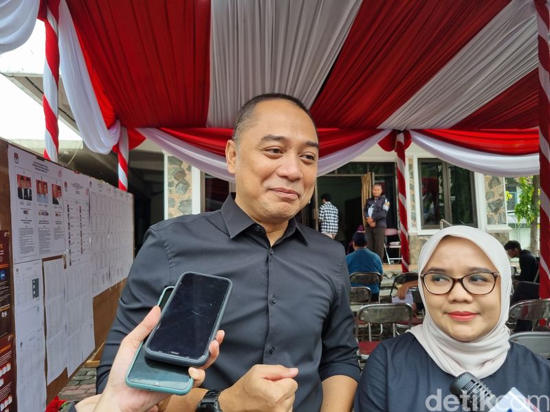 Wali Kota Surabaya Eri Cahyadi nyoblos di TPS 35 Surabaya