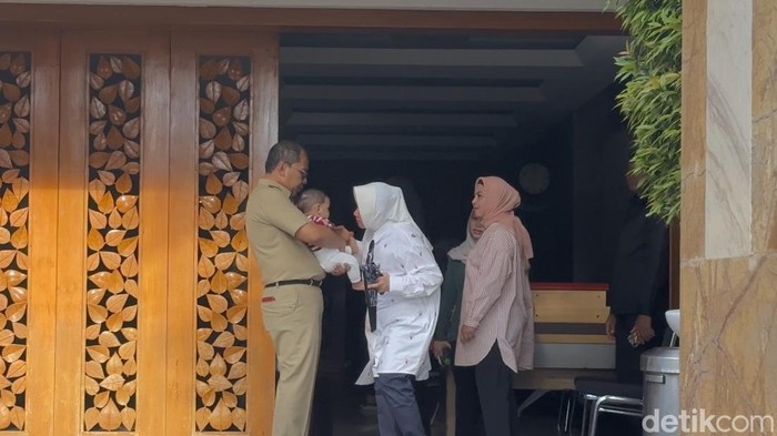 Walkot Makassar Danny Pomanto berkumpul bareng keluarga sebelum ke TPS. detikSulsel/Ahmad Nurfajri