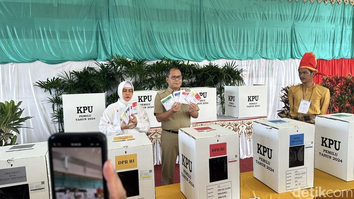 Walkot Makassar Danny Pomanto dan istri, Indira Jusuf Ismail saat mencoblos di TPS 001, Maricaya Selatan, Makassar. detikSulsel/Ahmad Nurfajri