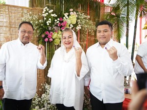 Walkot Semarang Nyoblos Bareng Keluarga di TPS Bertema Perdesaan