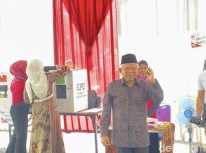 Wapres Maruf Amin Bersama Wury Estu Nyoblos di TPS Cimanggis Depok