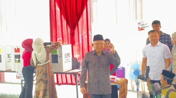 Wapres Ma'ruf Amin usai ngoblos di TPS 33 Cimanggis, Depok.