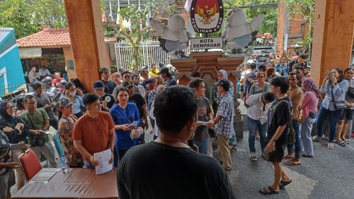 Warga ber-KTP luar Bali menggeruduk kantor KPU Kota Denpasar pada Rabu (14/2/2024) siang.