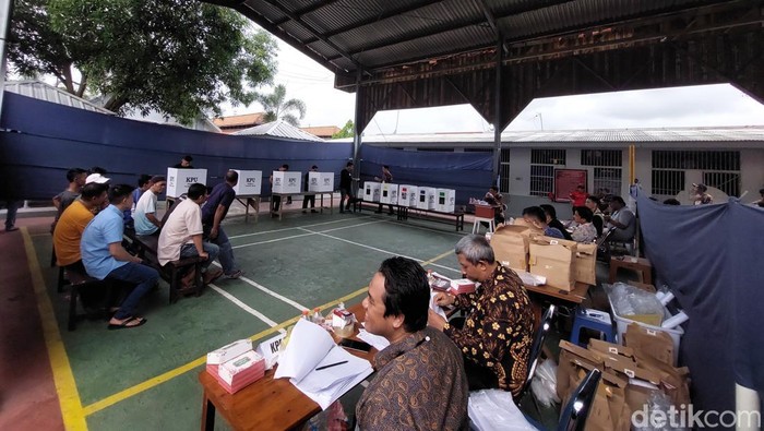 Warga binaan Lapas Kesambi Cirebon saat mencoblos di TPS, Rabu (14/2/2024).