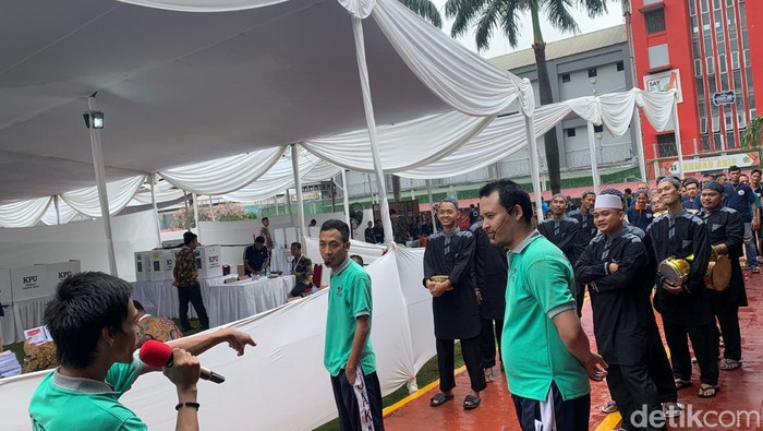 Warga binaan menampilkan marawis hingga palang pintu dalam pemungutan suara di Lapas Cipinang, Jakarta Timur, Rabu (14/2/2024).