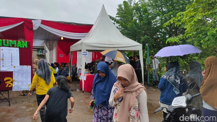 Warga di Jambi  antusias medantangi TPS untuk memberikan hak suaranya meski diguyur hujan