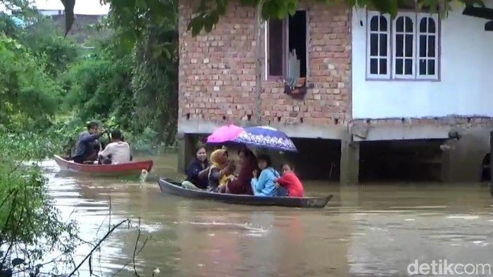 Warga di Jambi yang terdampak banjir dijemput dengan perahu agar bisa mencoblos.